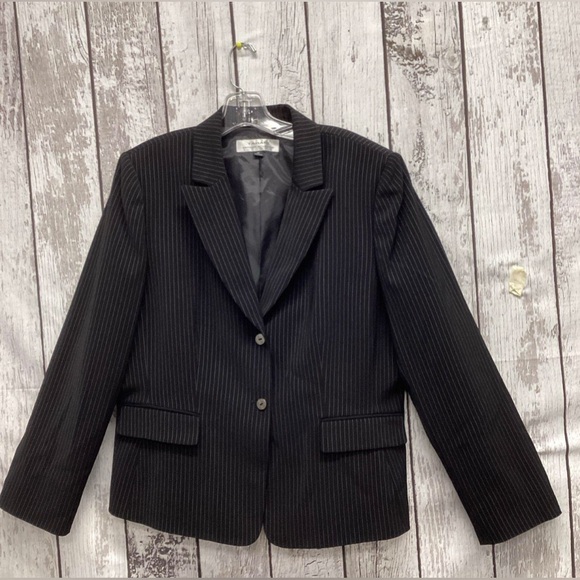 Tahari Women’s Black Pinstripe Suit Jacket and Skirt size 16 - Picture 2 of 6
